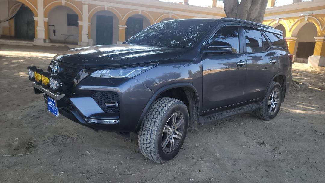 Camioneta Toyota Fortuner 2023 Color Negro